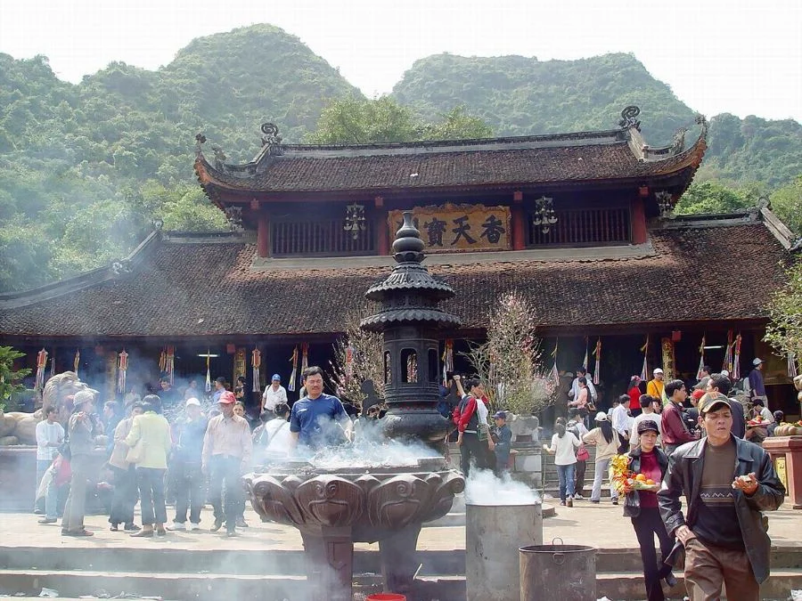 Chùa Hương thu hút đông đảo những tín đồ Phật Giáo từ khắp nơi đổ về