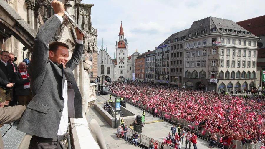 Người dân thành phố Munich tổ chức ăn mừng chiến thắng của đội bóng Bayern Munich - "hùm xám xứ Bavaria"