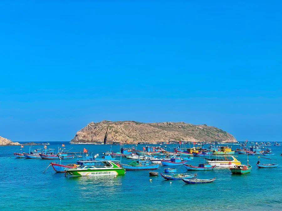 Du khách có thể thuê thuyền của người dân địa phương chở ra đảo Hòn Khô