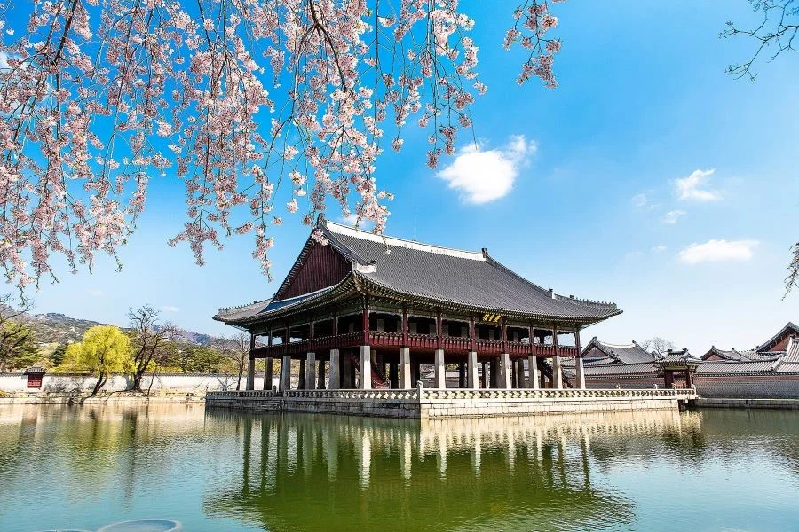 Khánh Hội Lâu là nơi có vị trí đẹp nhất trong cung điện