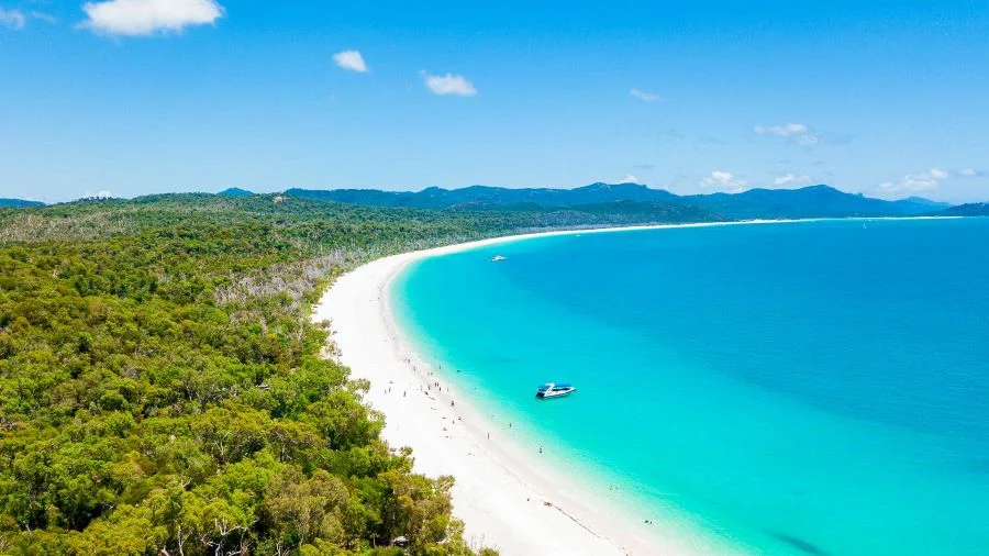 Bãi biển sở hữu bờ cát trắng mịn trải dài 7km, nước biển xanh ngọc bích lấp lánh và những rặng san hô đầy màu sắc