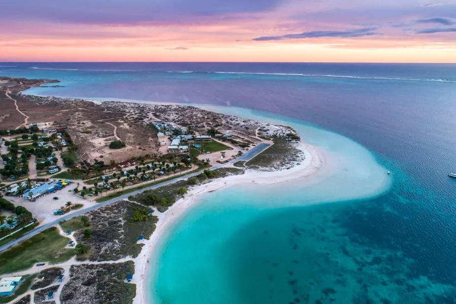 Bãi Biển Coral Bay như một viên ngọc quý ẩn mình giữa bờ biển phía Tây nước Úc