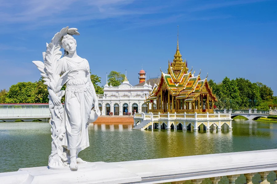 Cung điện Bang Pa-In, một trong những cung điện Thái Lan nổi tiếng