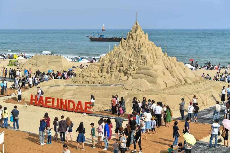 Các tác phẩm nghệ thuật được làm tỉ mỉ từ cát tại Bãi biển Haeundae thu hút sự quan tâm của nhiều du khách 