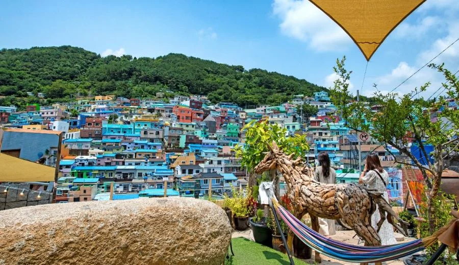 Làng văn hóa Gamcheon được ví như “Santorini của Hàn Quốc” với những ngôi nhà rực rỡ sắc màu nối đuôi nhau 