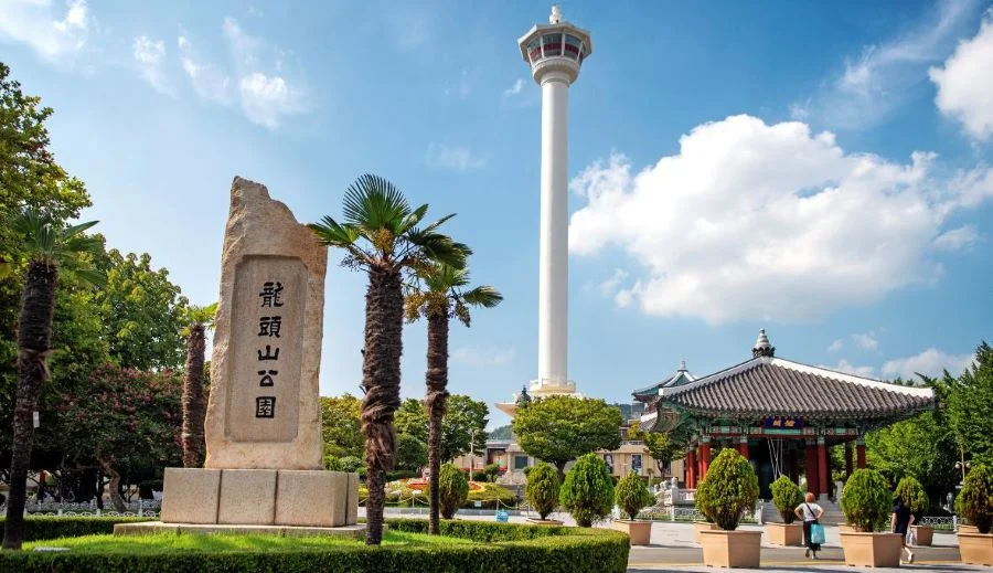 Nằm trên ngọn núi Yongdusan, công viên Yongdusan sở hữu cảnh quan thiên nhiên đa dạng, không khí trong lành và mát mẻ 
