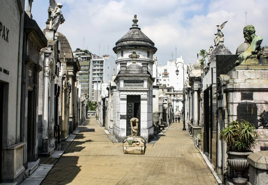 Du khách có thể đến tham quan nghĩa trang Recoleta để tìm hiểu thêm về văn hoá thờ cúng và xây dựng nghĩa trang cho người đã khuất cực kỳ đồ sộ 