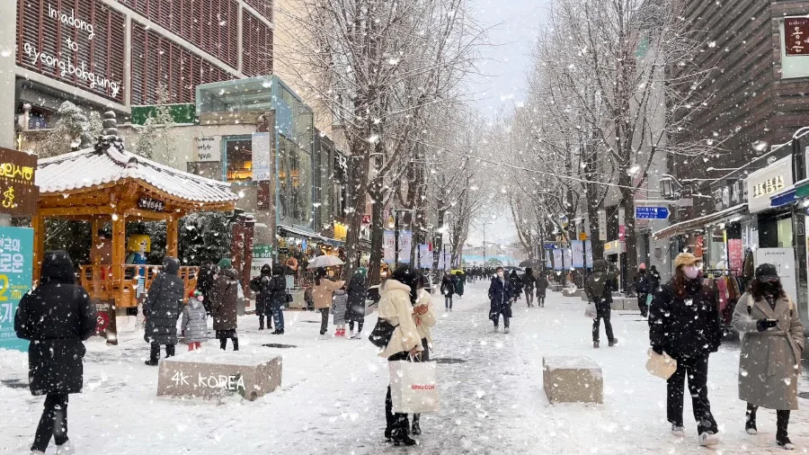 Khu Insadong sầm uất, nhộn nhịp du khách đến tham quan và check-in khi vào đông