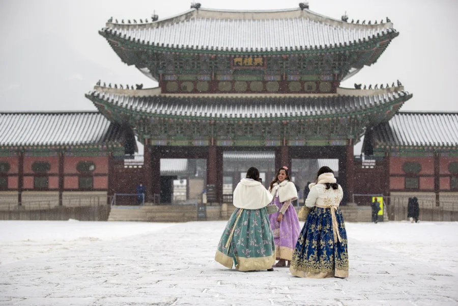 Những góc chụp ảnh đẹp tại Gyeongbokgung mùa đông cũng vô cùng đa dạng