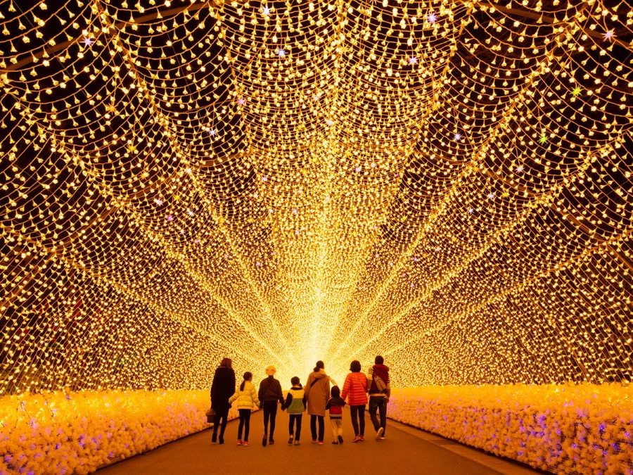 Đắm mình trong không gian đầy màu sắc tại lễ hội ánh sáng ở Công viên ở Nabana no Sato