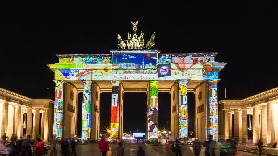 Cổng Brandenburg uy nghi và tráng lệ trong Lễ hội ánh sáng Berlin