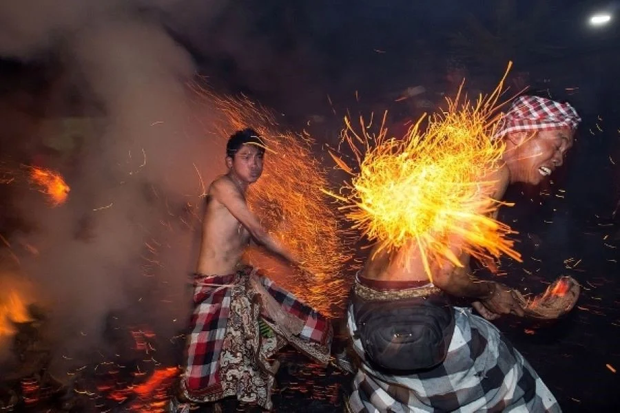 Lễ hội ném lửa - Một trong những lễ hội ghê rợn ở Bali