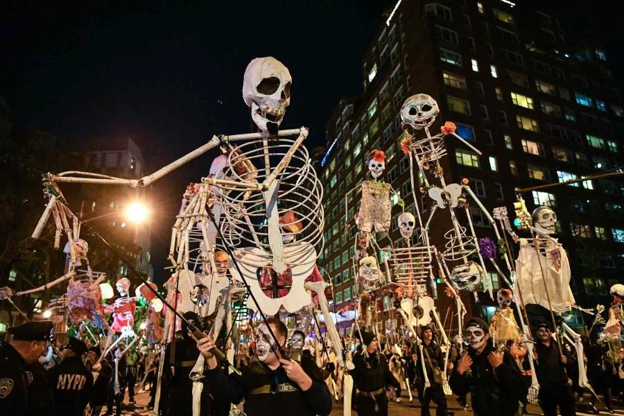 Vào ngày Halloween, người dân Mỹ sẽ hoá trang thành những nhân vật ma mị và xuống đường diễu hành