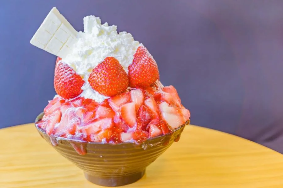 Patbingsu được thưởng thức kèm với các loại trái cây tươi, siro trái cây ngọt lịm,...
