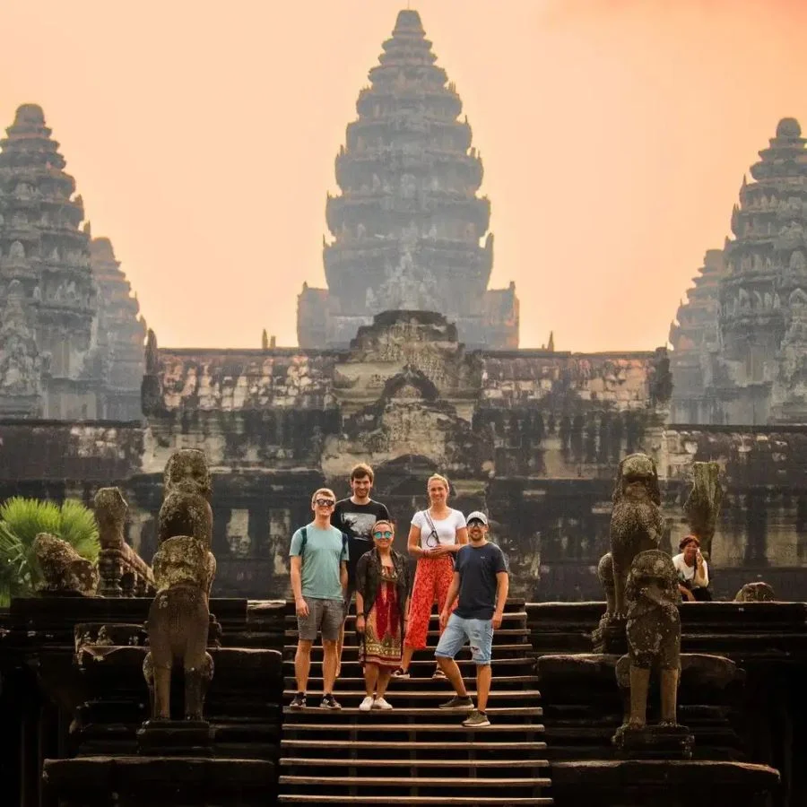Du khách nên lựa chọn những bộ trang phục lịch sự và kín đáo khi ghé thăm các địa điểm tâm linh 
