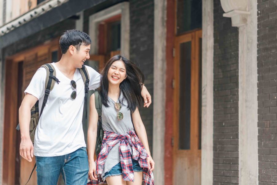 Du khách không nên bày tỏ tình cảm thái quá tại các khu vực đông người