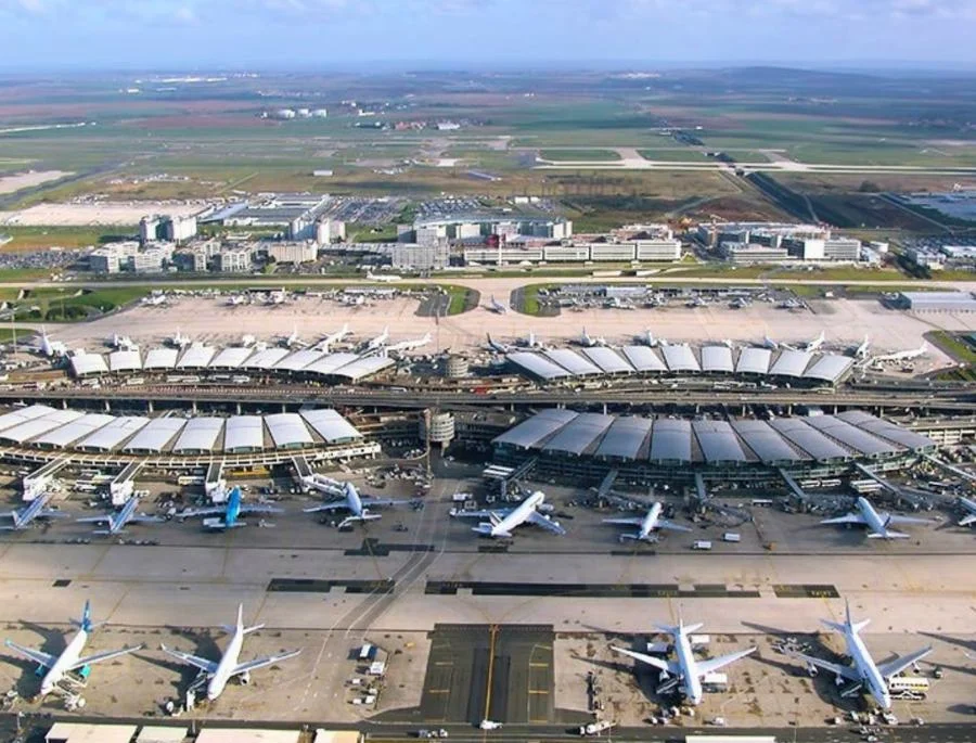 Khung cảnh Sân bay Charles de Gaulle, Paris, Pháp nhìn từ trên cao