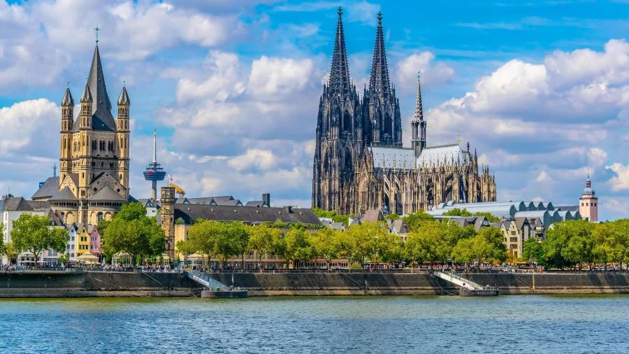 Thành phố Cologne nằm bên bờ sông Rhine là một địa điểm lịch sử và văn hóa nổi tiếng tại Đức 