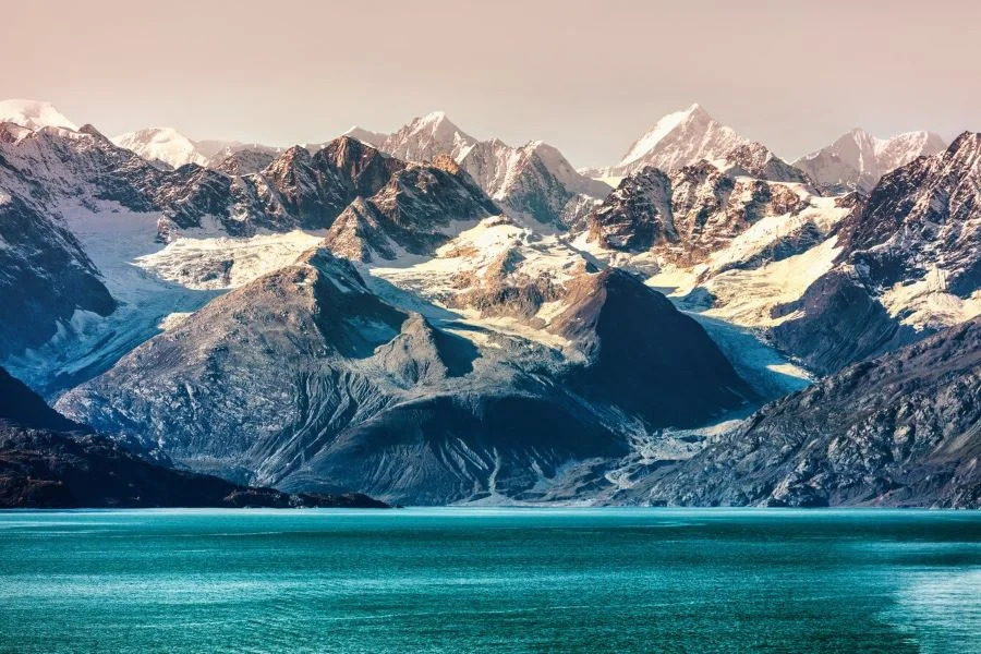 Bang Alaska nổi tiếng với những ngọn núi phủ đầy tuyết