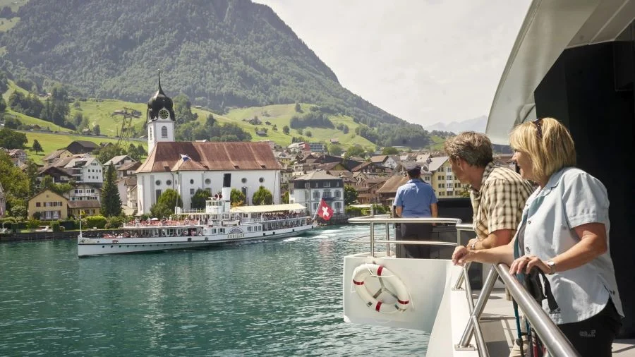 Du khách cũng có thể ngồi thuyền dạo quanh và thưởng ngoạn vẻ đẹp của hồ Lucerne thơ mộng