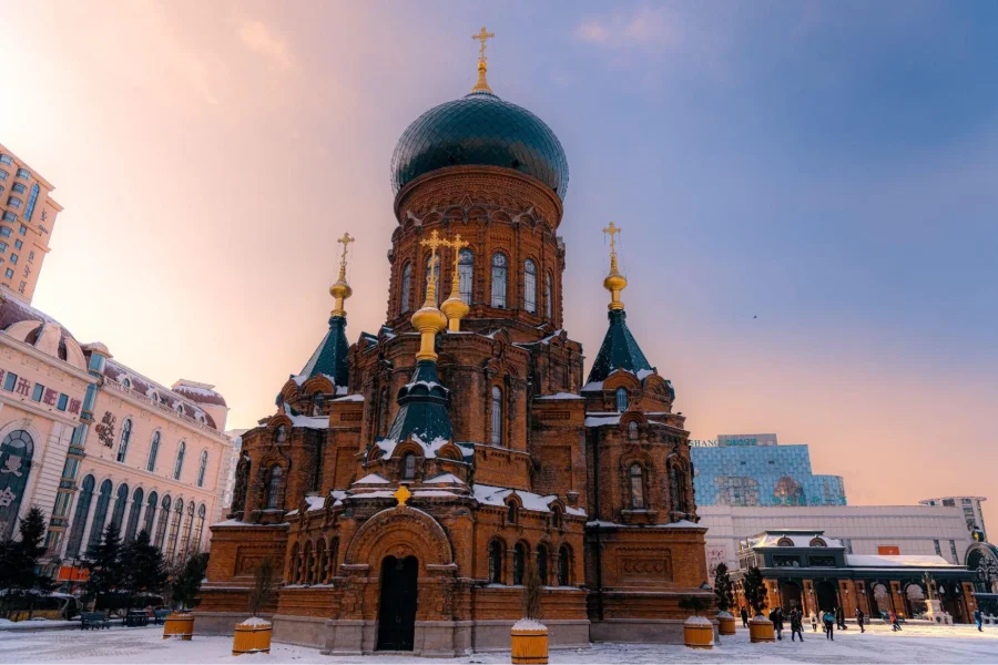 Với thiết kế theo phong cách Byzantine đặc trưng, Nhà thờ St. Sophia như một viên ngọc quý tỏa sáng, thu hút mọi ánh nhìn