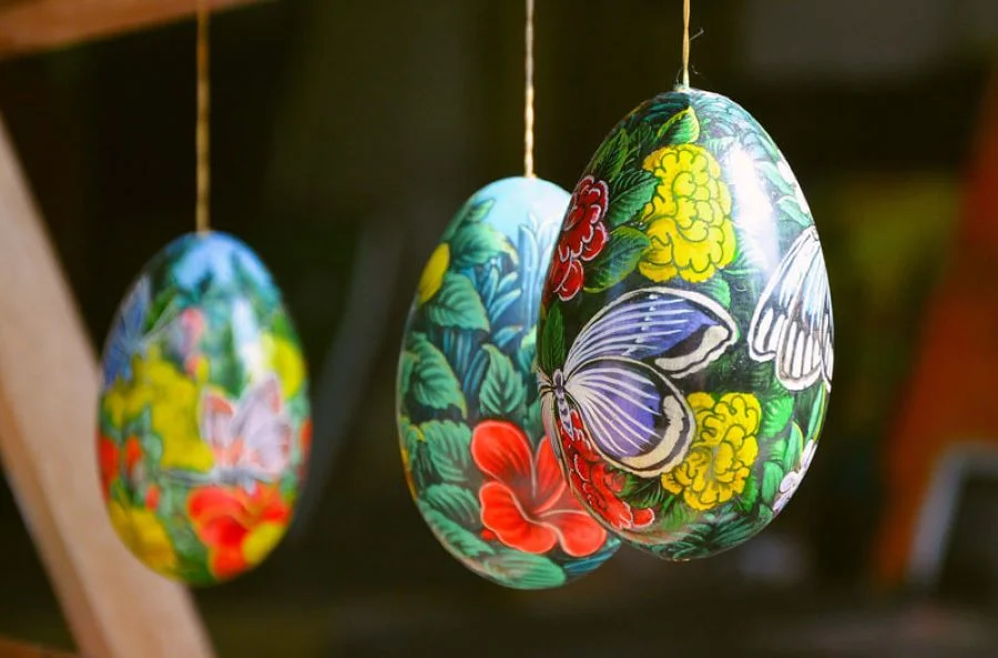 Tranh từ vỏ trứng - cái tên không thể thiếu trong danh sách những món đồ nên mua ở Bali của nhiều du khách 