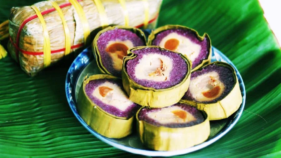 Bánh tét lá cẩm - một trong những đặc sản Cần Thơ nổi tiếng và được yêu thích nhất