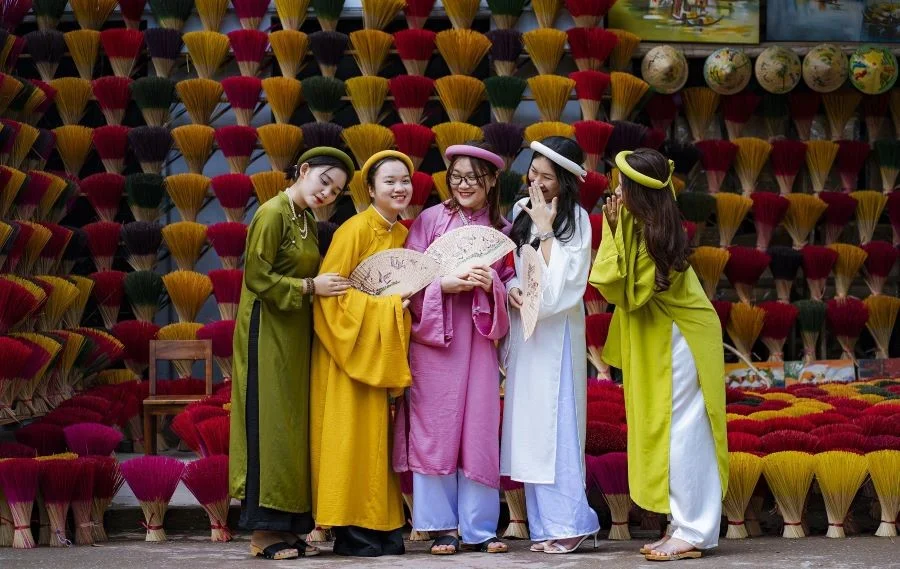 Những nàng thơ xúng xính trong tà áo dài tại Huế