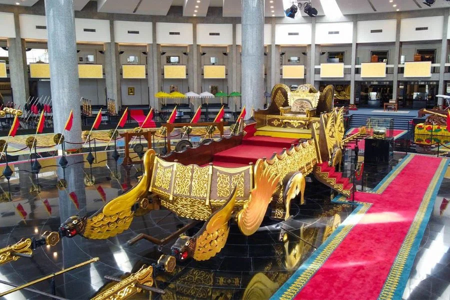 Những vật phẩm tại bảo tàng minh chứng cho lối sống vương giả của hoàng gia Brunei qua nhiều thời kỳ