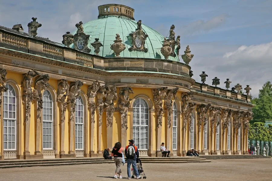 Sanssouci khoác lên mình diện mạo đặc trưng của phong cách Rococo tuy nhẹ nhàng mà tinh tế