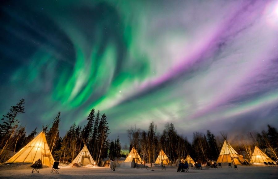 Địa hình Yellowknife lý tưởng cho du khách dựng lều trại ngắm nhìn cực quang