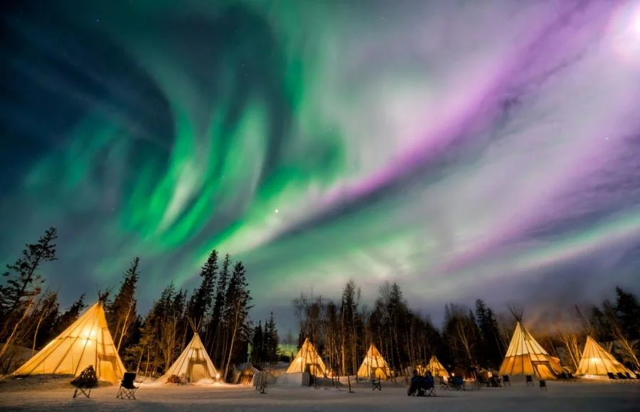 Địa hình Yellowknife lý tưởng cho du khách dựng lều trại ngắm nhìn cực quang