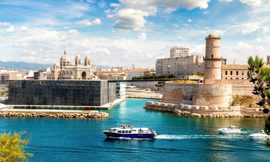 Thành phố cảng Marseille nổi bật với những công trình kiến trúc nguy nga, cổ kính nhuốm màu thời gian 