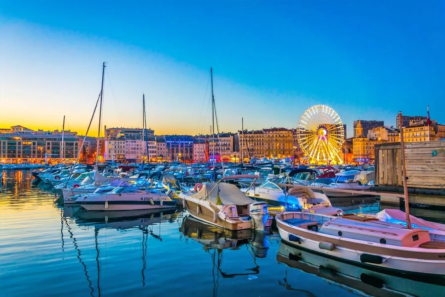 Cảng cổ Vieux Port nổi bật với khung cảnh tàu thuyền tấp nập hòa cùng không khí nhộn nhịp của các khu chợ