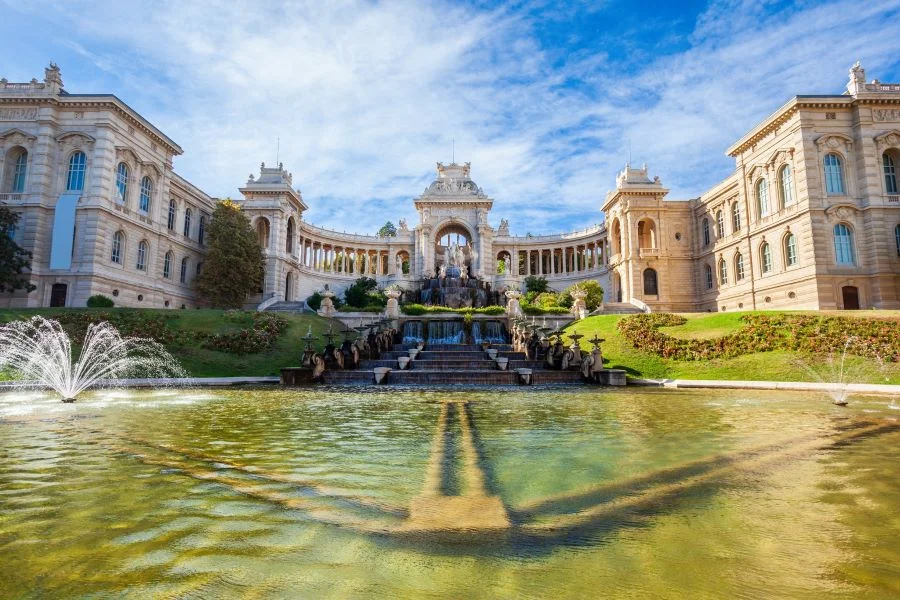 Lâu đài nước Palais Longchamp được xây dựng nhằm mục đích tôn vinh nguồn nước vào khoảng trước thế kỷ XIX