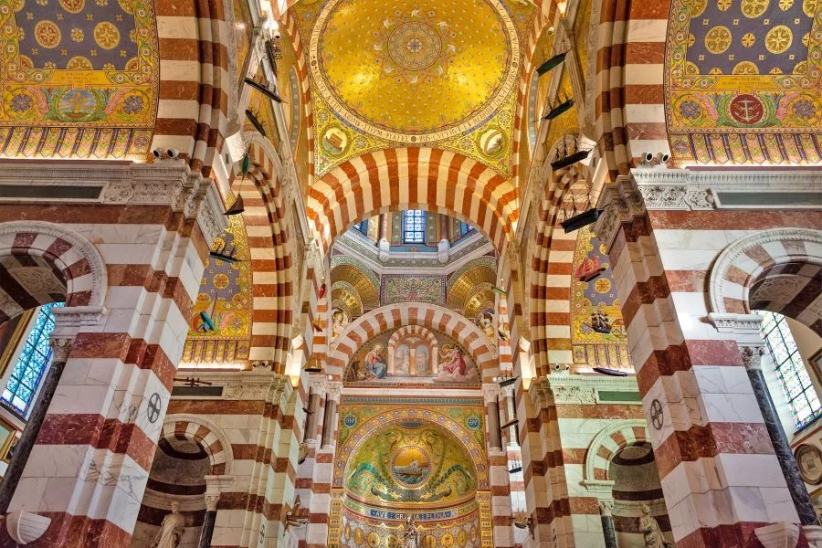 Nhà thờ Notre-Dame de la Garde sở hữu lối kiến trúc cổ kính, thiêng liêng và lộng lẫy