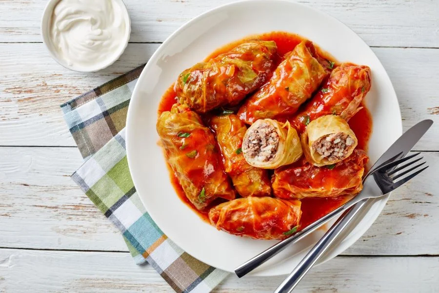 Golabki thường được thưởng thức kèm với một ít sốt cà chua hoặc kem chua béo ngậy