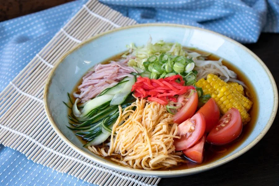 Một bát mì lạnh Hiyashi Chuka hứa hẹn sẽ thỏa cơn thèm mì nhưng ngại nóng của bạn vào những ngày hè oi ả