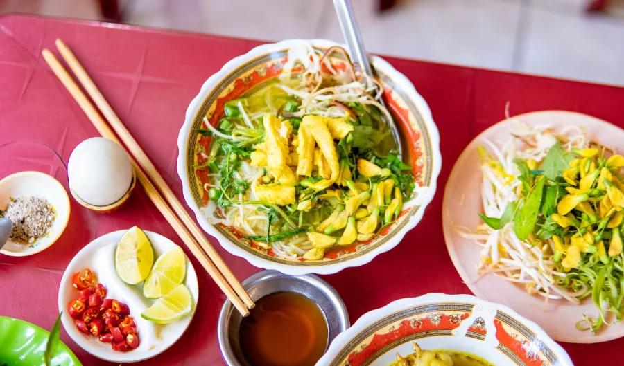 Bún cá Long Xuyên với phần nước dùng nóng hổi, thơm ngon đậm đà 