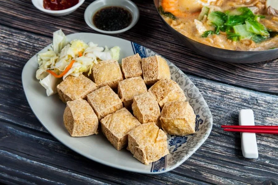 Đậu phụ thối với lớp vỏ ngoài vàng ươm giòn rụm, bên trong mềm mịn thơm ngon