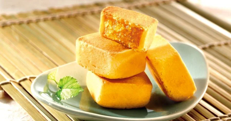 Bánh dứa với phần vỏ bánh xốp, thơm ngậy mùi bơ, phần nhân dứa bên trong dẻo có vị chua ngọt đặc trưng của dứa