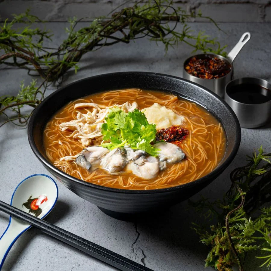 Mì hàu với phần nước súp sền sệt, vị ngọt thanh, kết hợp với những con hàu tươi ngon béo ngậy
