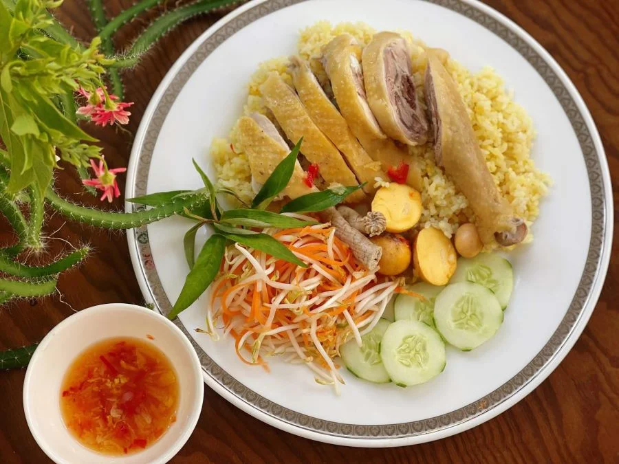 Cơm gà Nha Trang là món ngon đầu tiên du khách nên thử khi dừng chân tại thành phố biển 