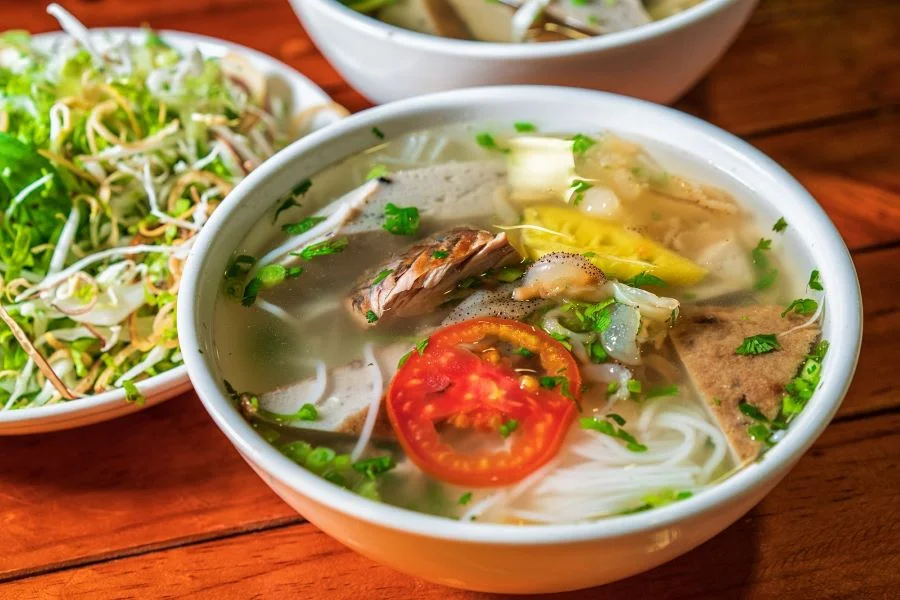 Bún sứa với phần nước dùng vị ngọt thanh khó cưỡng kèm một chút chua nhẹ của cà chua