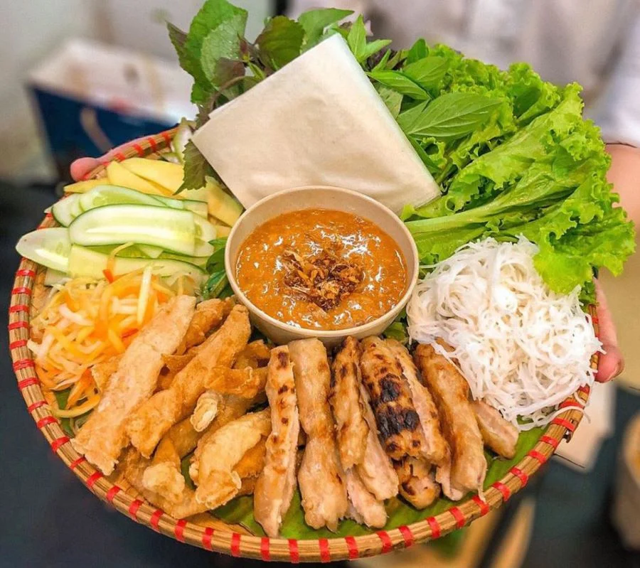 Nem nướng được ăn cùng nhiều loại rau sống tươi ngon và nước chấm béo ngậy đặc trưng 