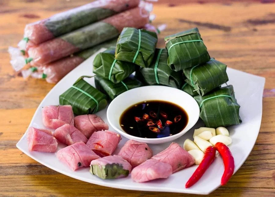 Nem chua - món đặc sản thích hợp để mua về làm quà tặng sau chuyến đi 