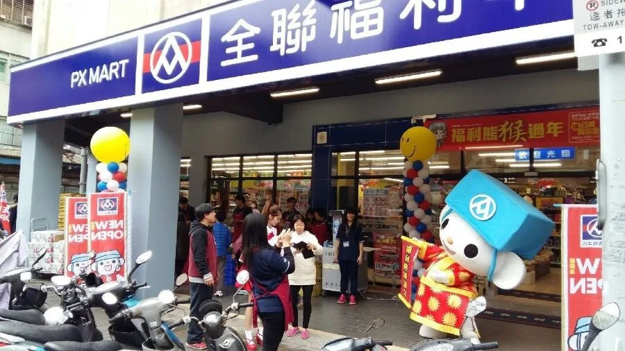 Các cửa hàng tại Đài Loan bày bán nhiều loại bánh kẹo đặc sản của khu vực với giá thành hợp lý