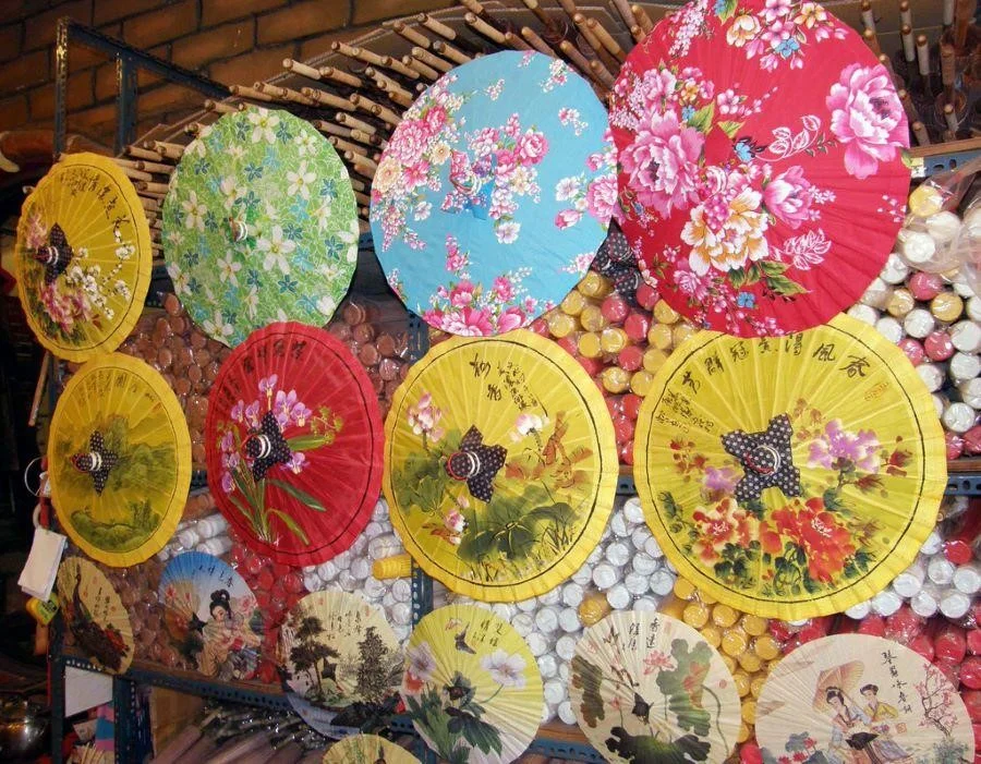 Những cheiesc ô giấy dầu được trang trí kỳ công, các họa tiết vẽ vô cùng tỉ mỉ