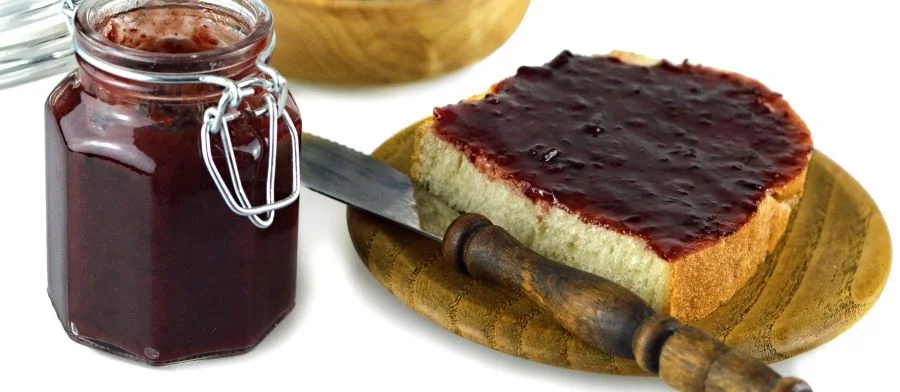 Sirop de Liège được chế biến khá cầu kỳ từ nước ép táo và lê