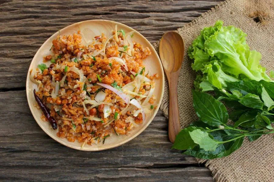 Naem Khao Tod - món gỏi trộn sử dụng đa dạng các loại nguyên liệu hấp dẫn khác nhau